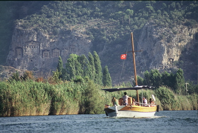 Türkisches Boot und Tempel im Hintergrund